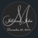 Adesivo Vinheta Monograma, Nome e Monograma Inicial<br><div class="desc">Data de selagem do envelope personalizável, nomes próprios e vinheta do monograma inicial. Design por Elke Clarke ©2008. Excelente como selo de envelope para seus convites de casamento ou como etiqueta para seus favores de casamento ou bolsas de doces de casamento ou caixas de bolo de casamento. Personalize com seus...</div>