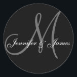 Adesivo Vinheta Negra e Branca Elegante Monogramada<br><div class="desc">Design por Elke Clarke ©2008, 2009, 2010. Esta design é simples mas clássica e ajustado com qualquer convite e tema de casamento. A GALERIA MONOGRAM permite personalizar os nomes, monogramas e cores deste adesivo. Basta clicar no botão "PERSONALIZAR" e seguir os prompts. Os designs de convite correspondentes são postados abaixo....</div>