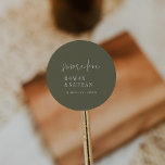 Adesivo Vinhetas De Amor Com Verde Verde Moderno<br><div class="desc">Estes adesivos modernos de verde-chico são perfeitos para uma simples recepção de casamento. A design boho de madeira apresenta tipografia rústica única e na moda boêmica numa cor verde mínima de floresta florestal. Personalize as etiquetas adesivas com os seus nomes e a data. Estes adesivos podem ser usados como uma...</div>