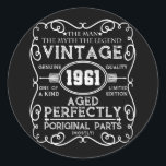 Adesivo Vintage 1961 Man Myth Legend 60th Birthday<br><div class="desc">Torne a sua celebração de aniversário ainda mais especial com este desenho bonito e colorido. Uma adição perfeita para a sua coleção de presentes de aniversário. Um deve vestir roupa para uma celebrante de aniversário.</div>