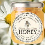 Adesivo Vintage Bee Mel Rótulo Mão Raw<br><div class="desc">Design central apresenta uma ilustração de abelha de mel antiga. Personalize com o seu nome apiário, endereço e descrição do mel (bruto, engarrafado à mão, fonte de solteiro, etc.). Inclua também o seu peso líquido de mel. Conversões de peso líquido de mel comum: 8 oz (227 g), 12 oz (340...</div>