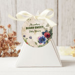 Adesivo Vintage Berry Sweet Wild Berries Chá de fraldas<br><div class="desc">Adicione um toque caprichoso aos seus favores e decorações do chá de fraldas com o nosso adesivo redondo clássico do Chá de fraldas Blueberry Berry Sweet. Estes encantadores adesivos apresentam ilustrações deliciosas de mirtilo e sotaques vibrantes com o tema das morangos, perfeitos para adicionar um toque doce e personalizado ao...</div>