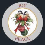 Adesivo Vintage Chickadee Joy Peace Christmas<br><div class="desc">Uma imagem de cartão de natal vintage de duas pequenas galinhas sentadas num buquê de groselha oca e vermelha é a que figura neste adesivo de correspondência bonito. O holly está decorado com um arco vermelho, e dois bolbos de árvores de Natal penduram nele. A imagem é emoldurada em ouro...</div>