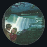 Adesivo Vintage Honeymoon Love, Newlyweets em Niagara Fall<br><div class="desc">Imagem de romance e amor de ilustração com uma jovem casal casada em sua lua de mel por Niagara Falls. Uma noite romântica perto da cascata sob a lua de uma lua de cheio.</div>