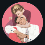 Adesivo Vintage Love and Romance, Newlyweds em rosa<br><div class="desc">Vintage ilustration love and romance design apresentando um feliz novo casal abraçando e abraçando. Ela está prestes a sussurrar um segredo para a sua querida.</div>