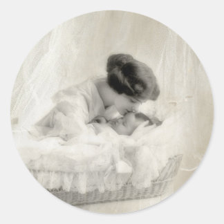 Adesivo Vintage Mãe beijando bebê em Bassinet