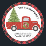 Adesivo Vintage Red Christmas Truck Buffalo Xadrez Address<br><div class="desc">Esta etiqueta de endereço de retorno rústica contém nosso próprio caminhão vermelho inspirado em vintage, carregando árvore de Natal acentuado com xadrez de búfalo! Clique no botão personalizar para obter mais flexibilidade na adição/modificação do texto e/ou dos gráficos! No nosso compro, estão disponíveis variantes desta design, bem como produtos de...</div>