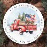 Adesivo Vintage Red Christmas Truck EUA Flag Endereço<br><div class="desc">Cartões de Natal Vintage Red Truck Comemoram as Férias com a alegria Patriótica de Charm Espalhar e alegria festiva nesta temporada de festas com nossos Cartões de Natal Vintage Red Truck. Perfeitamente capturando o espírito de uma terra maravilhosa russa do inverno, estas cartas apresentam um carrinho vermelho encantador enfeitado com...</div>