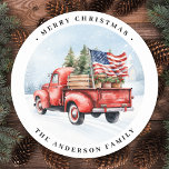 Adesivo Vintage Red Truck Bandeira Patriótica Feliz Natal<br><div class="desc">Cartões de Natal Vintage Red Truck Comemoram as Férias com a alegria Patriótica de Charm Espalhar e alegria festiva nesta temporada de festas com nossos Cartões de Natal Vintage Red Truck. Perfeitamente capturando o espírito de uma terra maravilhosa russa do inverno, estas cartas apresentam um carrinho vermelho encantador enfeitado com...</div>