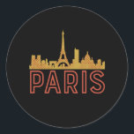 Adesivo Vintage Retro Paris City France Viagem<br><div class="desc">Vintage e retro style, mercadoria da cidade de Paris para quem viaja para a França, orgulhoso cidadão e residente neste lugar especial chamado home. Legal mercadoria com anos setenta. Uma lembrança perfeita para turistas de férias, viajando na Europa. presente de excelente para turista, planejando uma viagem. Este design de vibrações...</div>