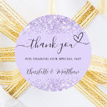 Adesivo Violet lavanda confetti obrigado seu casamento<br><div class="desc">Um fundo na moda violeta,  lavanda colorido,  decorado com confete. Com o texto: Obrigado por compartilhar nosso dia especial,  com um coração pequeno. Personalize e adicione seus nomes.</div>