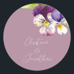 Adesivo Violetas Românticas de Aquarela em Púrpura<br><div class="desc">Estes adesivos românticos de casamento apresentam um design floral. O fundo é um roxo poeirento simples e elegante com violetas de aquarela. Um delicado buquê de flores violetas é uma figura no canto superior direito,  com os nomes do casal impresso abaixo.</div>