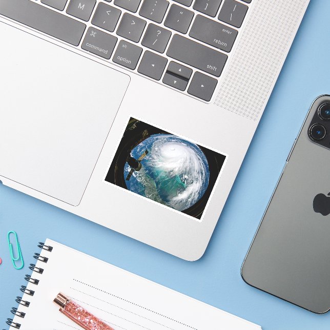 Adesivo Vista Do Furacão Dorian. (Notebook com iPhone)