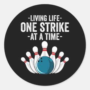 Adesivo Vivendo Vida Engraçada Um Strike de Cada Vez Prese