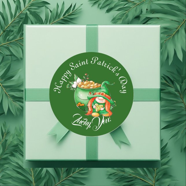 Adesivo Você Têm Sorte Gnomo Dia de São Patrício Pote de O (Lucky You Gnome Saint Patrick's Day Pot Of Gold Classic Round Sticker)