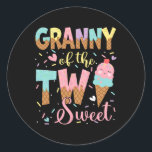 Adesivo Vovó Das Duas Garotas Doce De segundo aniversário<br><div class="desc">Vovó Do Sorvete Da Garota segundo aniversário Doce</div>