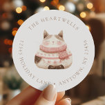 Adesivo Watercolor Cozy Pink Cat Christmas Return Address<br><div class="desc">Este adesivo de viagem de ida e volta apresenta um gato-d'água rosa e bege num cachecol aconchegante. Adicione o nome da sua família à borda superior na fonte do servidor bege e o seu endereço abaixo.</div>