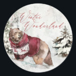 Adesivo Watercolor Winter Wonderland Russo Christmas<br><div class="desc">Um design mágico inspirado na natureza em aquarelas com um grande urso pardo vestindo um rico suéter vermelho de lã numa cena de neve ao ar livre. Árvores quentes fazem a paisagem vitícola. Um tipo de escrita manual em vermelho escreve "Wonderland de inverno" no estilo antigo. Mostrado aqui no pequeno...</div>