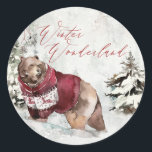 Adesivo Watercolor Winter Wonderland Russo Christmas<br><div class="desc">Um design mágico inspirado na natureza em aquarelas com um grande urso pardo vestindo um rico suéter vermelho de lã numa cena de neve ao ar livre. Árvores quentes fazem a paisagem vitícola. Um tipo de escrita manual em vermelho escreve "Wonderland de inverno" no estilo antigo. Mostrado aqui no pequeno...</div>