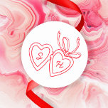 Adesivo Whimsical Heart Locket Doodle Sketch Modern CUSTOM<br><div class="desc">Use estes doces adesivos brancos para seu casamento, festa de noivado, chá de panela ou outro evento. Mão desenhada por mim para você. Totalmente editável, adicione seu próprio texto ou cor de fundo. TOTALMENTE PERSONALIZÁVEL: Clique em "personalizar" para editar o texto, adicionar suas próprias iniciais personalizadas aos corações e, em...</div>