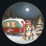 Adesivo Winter Beagle Caravan Christmas Adventure<br><div class="desc">Adotar a magia de uma noite de inverno nevada enquanto uma caravana desliza graciosamente através da paisagem iluminada pela lua. A beleza serena da neve escutadora e o brilho encantador da lua criam uma cena cativante,  prometendo uma aventura inesquecível de Natal cheia de calor,  alegria e memórias queridas.</div>