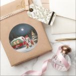 Adesivo Winter Bulldog Caravan Christmas Adventure<br><div class="desc">Adotar a magia de uma noite de inverno nevada enquanto uma caravana desliza graciosamente através da paisagem iluminada pela lua. A beleza serena da neve escutadora e o brilho encantador da lua criam uma cena cativante,  prometendo uma aventura inesquecível de Natal cheia de calor,  alegria e memórias queridas.</div>
