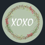 Adesivo Winter Greenery Berries Wreath Christmas XOXO<br><div class="desc">Vedante de envelope festivo elegante e moderno ou adesivo de presente para o Natal com o texto 'XOXO' na caligrafia branca em um fundo verde-riso e um toque de na moda de verde-inverno e na coroa de frutas. Desenvolvido exclusivamente para você pelo Happy Dolphin Studio. Se precisar de ajuda ou...</div>