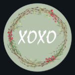 Adesivo Winter Greenery Berries Wreath Christmas XOXO<br><div class="desc">Vedante de envelope festivo elegante e moderno ou adesivo de presente para o Natal com o texto 'XOXO' na caligrafia branca em um fundo verde-riso e um toque de na moda de verde-inverno e na coroa de frutas. Desenvolvido exclusivamente para você pelo Happy Dolphin Studio. Se precisar de ajuda ou...</div>