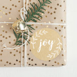Adesivo Winter Pine Wreath Christmas Joy Kraft<br><div class="desc">Vedantes de envelopes de Natal e adesivos de presente personalizados com script manual de "alegria" com galhos de pínus brancos no fundo do estilo kraft marrom.</div>