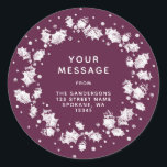 Adesivo Winterberry Christmas Holly Wreath Return Endereço<br><div class="desc">Foca branca de lino-impressão holly e bagas com flocos de neve / mais bagas aleatoriamente pontuadas ao redor. Funciona com autocolantes redondos e quadrados. Todo o texto é totalmente editável. Outras cores e produtos de coordenação disponíveis na minha loja.</div>