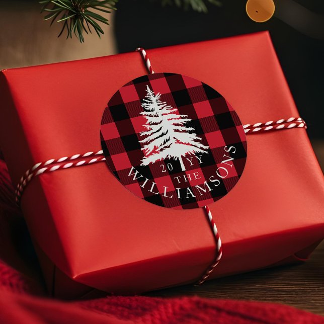 Adesivo Xadrez Vermelha Buffalo - Floresta Branca - Famíli (Red Buffalo Plaid White Forest Pine Tree Family Classic Round Sticker)