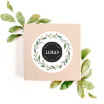Adesivo Xmas Wreath e o seu logotipo personalizado aqui na<br><div class="desc">Promova sua empresa com este adesivo elegante,  com fatias de Natal e logotipo personalizado. Adicione facilmente seu próprio logotipo/qualquer imagem clicando na opção "personalizar".</div>