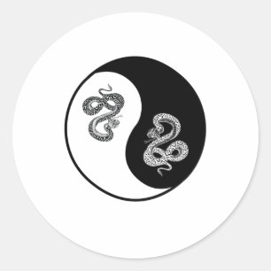 Adesivo Yin e Yang cobra design sobre fundo branco