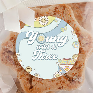 Adesivo Young Wild Três Retro Rainbow aniversário de 3 ano