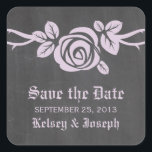 Adesivos de Lilac Rose Chalkboard para Save the Da<br><div class="desc">Adesivos doces e bonitos de Rosa Chalkboard para Save the Date em lilás roxo, apresentando uma única rosa adorável em uma videira em um fundo de quadro-negro. Este design elegante é perfeito para anunciar seu casamento de primavera ou verão. Fácil de personalizar, basta adicionar os detalhes do seu casamento nos...</div>