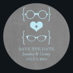 Adesivos de Salvar a Data de Chalkboard com Óculos<br><div class="desc">Adesivos de Quirky e chique "Geeky Glasses Chalkboard Save the Date" em azul claro, apresentando um coração fofo ladeado por dois pares de óculos nerd, um par masculino e um par feminino representando o noivo e a noiva em um fundo com visual de lousa. Esses adesivos de save the date...</div>