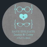 Adesivos de Salvar a Data de Chalkboard com Óculos<br><div class="desc">Adesivos de aviso de casamento "Save the Date" estilosos e excêntricos, com lousa e óculos nerd em turquesa, apresentando um coração fofo ladeado por dois pares de óculos de nerd, um par masculino e um feminino representando o noivo e a noiva em um fundo com aparência de lousa. Esses adesivos...</div>