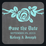 Adesivos de Save the Date Aqua Rose Chalkboard<br><div class="desc">Adesivos de Save the Date Rose Chalkboard doces e bonitos em turquesa com uma única rosa adorável em uma videira em um fundo de quadro-negro. Este design elegante é perfeito para anunciar seu casamento de primavera ou verão. Fácil de personalizar, basta adicionar os detalhes do seu casamento nos campos de...</div>