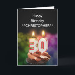 Adicione um nome às velas deste cartão de<br><div class="desc">Velas ardentes do bolo de aniversário de 30 anos na forma dos números sobre um cupcake do chocolate. Personalize com o nome da pessoa do aniversário. Apropriado para um homem ou uma mulher. Veja a escala inteira dos cartões para idades e relações em minha loja. Todos os direitos reservados Norma...</div>