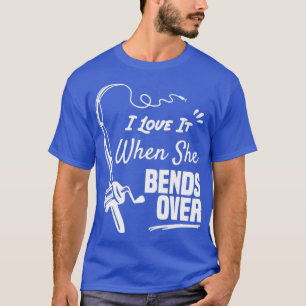 Adoro quando ela se inclina sobre camisa de pesca 