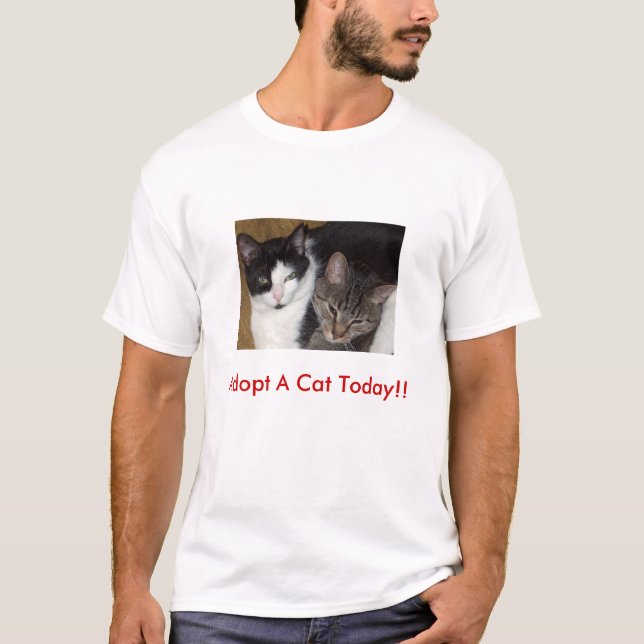 Adote um gato hoje!!  T-shirt (Frente)