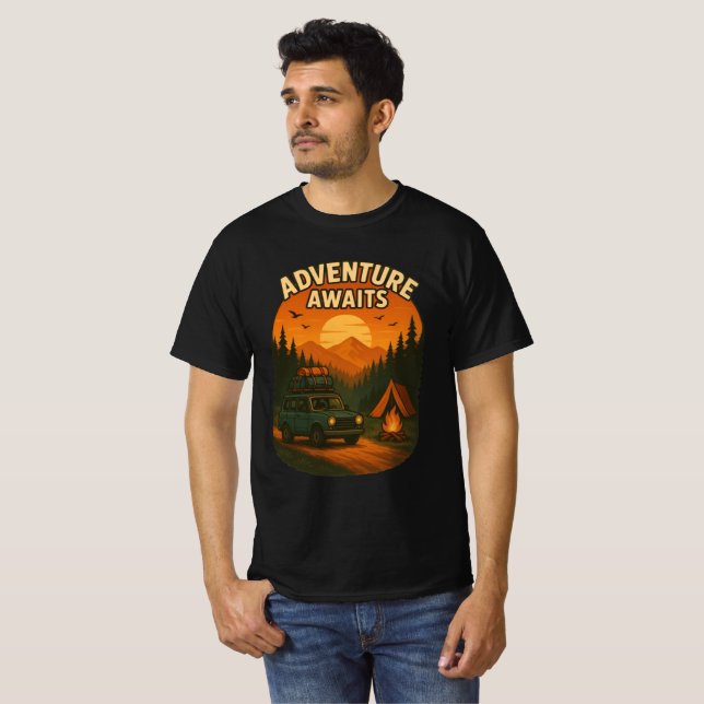 Adventure Aguarda Camping T-Shirt | Caminhando, Vi (Frente Completa)