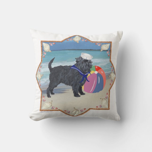 Affenpinscher na Almofada de Lançamento na Praia (Frente)