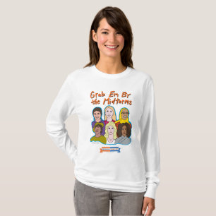 Agarre o Em pelo t-shirt longo da luva dos prazos