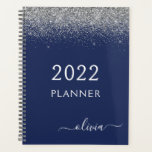 Agenda 2022 Azul Marinho Lantejoulas Brilho Monograma<br><div class="desc">2022 Caderno Espiral de Monograma com Nome e Inicial Prateado e Azul-Marinho. Este é o presente perfeito para aniversário de 16 anos,  casamento,  chá de noiva,  aniversário de casamento,  chá de bebê ou despedida de solteira para alguém que ama luxo e estilos chiques.</div>