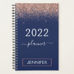 Agenda 2022 Azul Marinho Monograma Brilho Rosa Dourado<br><div class="desc">2023 Calendário Planner Caderno Espiral com Nome ou Inicial Monograma Brilho Rosa Bege e Azul Marinho. Este é o presente perfeito para aniversário de 16 anos,  casamento,  chá de noiva,  aniversário de casamento,  chá de bebê ou despedida de solteira para alguém que ama luxo e estilos chiques.</div>