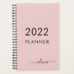 Agenda 2022 Blush Pink Girly Script Monograma Name Modern<br><div class="desc">Monograma Cor-de-Rosa 2022 Adicione O Seu Próprio Nome De Script 2022 Calendário Planejador De Eventos De Casamento. Isto faz o doce e perfeito aniversário de 16 anos,  casamento,  chá de panela,  aniversário,  chá de fraldas ou festa de solteira presente para alguém que ama luxo de luxo e estilos quíticos.</div>