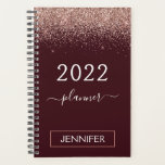 Agenda 2022 Burgundy Blush Pink Rose Dourada Glitter<br><div class="desc">2022 Rosa Dourado - Blush Pink and Burgundy Sparkle Glitter Monographic Name (Nome do monograma do brilho do brilho) ou Spiral Calendar Planner Inicial. Isto faz o doce e perfeito aniversário de 16 anos, casamento, chá de panela, aniversário, chá de fraldas ou festa de solteira presente para alguém que ama...</div>