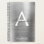 Agenda 2022 Monograma Metálico Prateado Moderno<br><div class="desc">2022 Planejador de Caderno Espiral com Monograma Nome e Inicial Metálico Prateado. Isso torna o presente perfeito para aniversário de 16 anos,  casamento,  chá de noiva,  aniversário de casamento,  chá de bebê ou festa de despedida de solteira para alguém que ama luxo glamoroso e estilos chiques.</div>