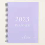Agenda 2023 Roxo Lavanda Monograma Nome Moderno Script<br><div class="desc">2023 Monograma Roxo Lavanda Adicione Seu Próprio Nome em Script Calendário 2022 Planejamento de Eventos de Casamento. Isso torna o presente perfeito para 16 anos,  casamento,  chá de noiva,  aniversário,  chá de bebê ou despedida de solteira para alguém que ama luxo glamoroso e estilos chiques.</div>